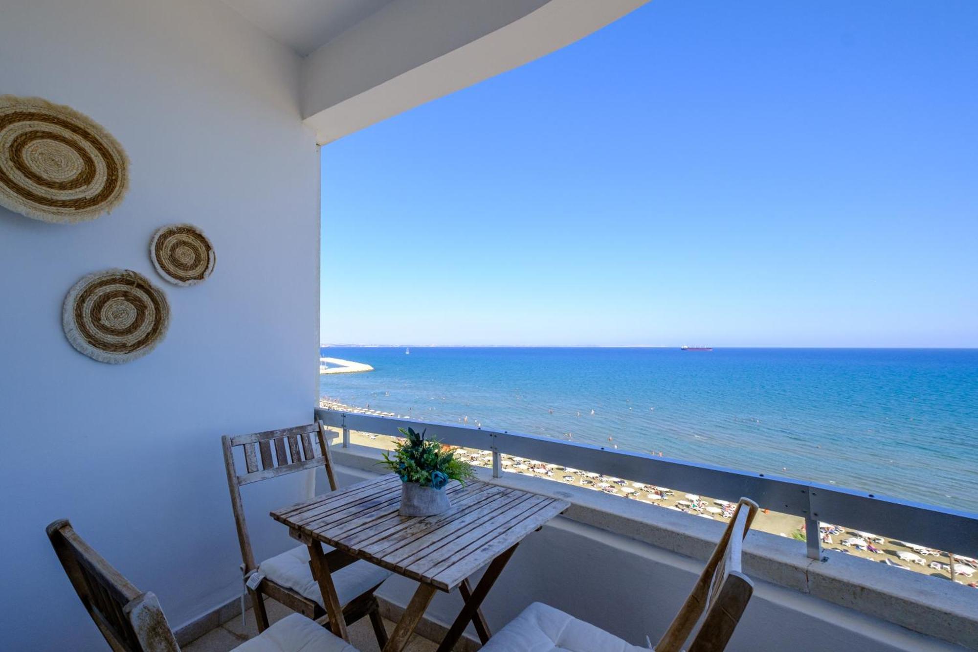 Lazuli Sea View Beachfront- Ap 61 ラルナカ エクステリア 写真